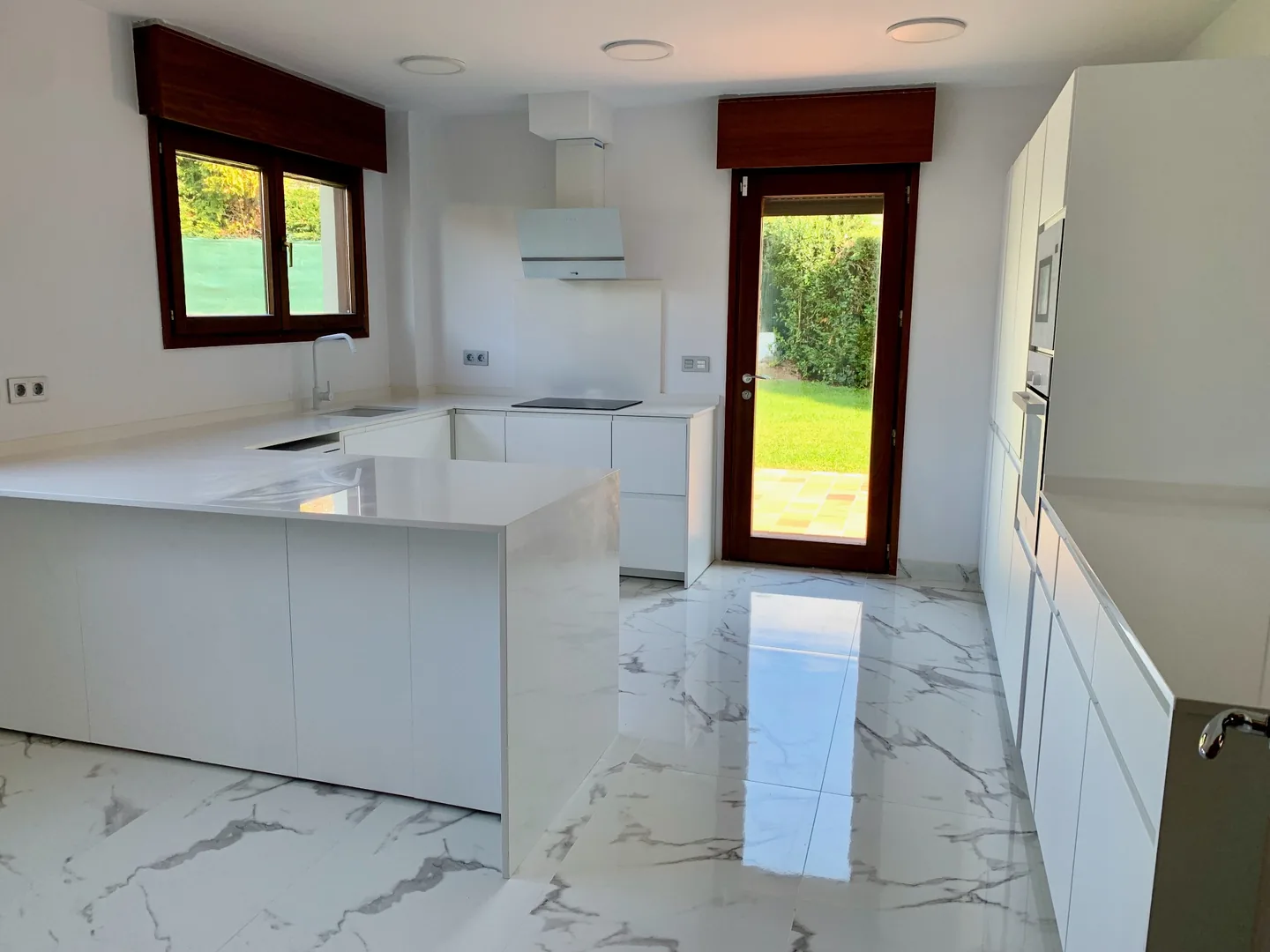 Cocina blanca completamente equipada de Ecopausa Somió