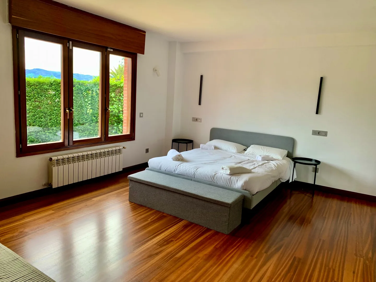 Dormitorio principal de Ecopausa Somió con vistas al jardín
