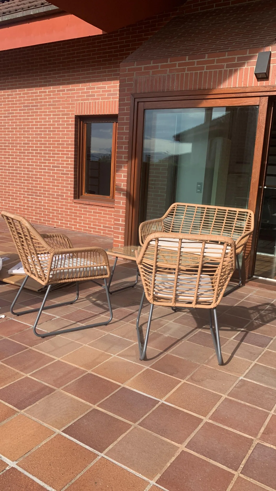 Terraza exterior con mobiliario de jardín en Ecopausa Somió, Gijón